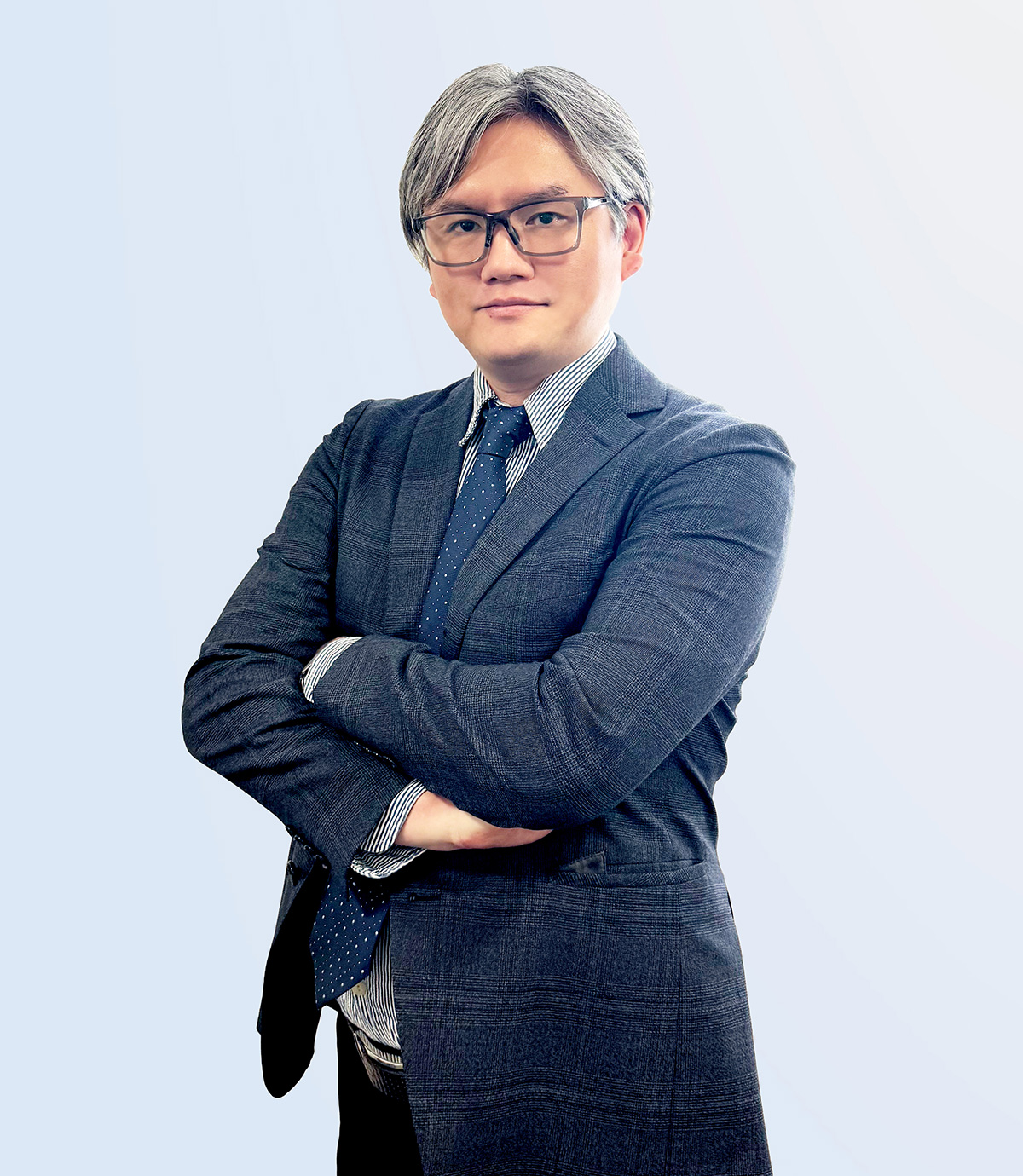 代表取締役の沙魚川達也の立ち姿